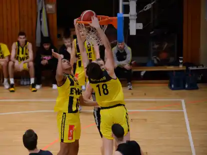 Werden unter den Körben hart arbeiten müssen: die Baskets Juniors TSG Westerstede (in gelb).