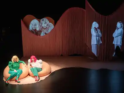 Spielen in &bdquo;Liebe/Eine argumentative &Uuml;bung&ldquo; im Theater Wrede verschiedene Rollen: die Schauspielerinnen Britt Bartuschka und Marga Koop