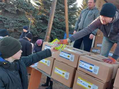 Seit zwei Jahren organisiert der gebürtige Barßeler Michael Kröger Hilfstransporte in die Ukraine. Hier verteilt er Lebensmittel in einem Dorf im Osten des Landes.