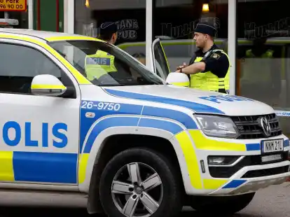 Polizisten in Sandviken nordwestlich von Stockholm. Zehntausende Menschen in Schweden sind nach Sch&auml;tzungen in Bandenkriminalit&auml;t verwickelt.