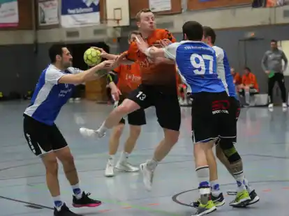 Wollen nach dem Derbysieg nachlegen: Die Handballer der HSG Gr&uuml;ppenb&uuml;hren/Bookholzberg um Jan-Niklas Ordemann (am Ball) treffen am Samstag auf die SG Achim/Baden II.
