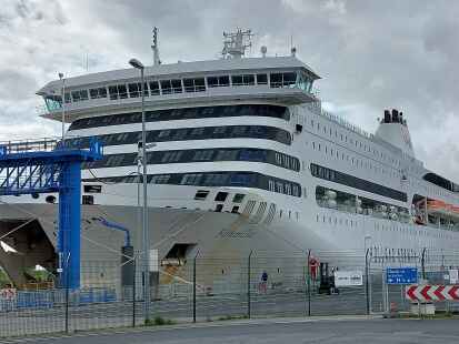 Die „Romantika“ fuhr von Emden aus ins norwegische Kristiansand. Auch Vertreter des Stadtrates fuhren mit, was ein Leser kritisierte.