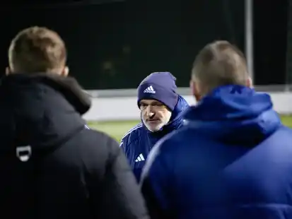 Schaut etwas ratlos drein: Das gilt f&uuml;r Kickers-Trainer Stefan Emmerling bei den Spielen eher nicht, aber beim Blick auf das Wetter allemal.