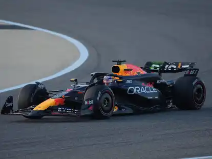 Der Niederl&auml;nder Max Verstappen ist im Red-Bull-Boliden auf der Strecke in Bahrain unterwegs.