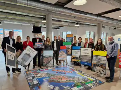 Jetzt kann gespielt werden: die Sponsoren und Spieledesigner bei der Vorstellung der Emder Monopoly-Edition.