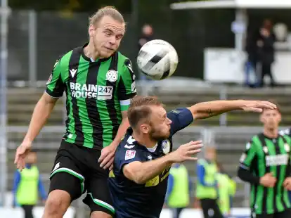 Übersprungen: Hannovers Torjäger Lars Gindorf setzt sich im Hinspiel, das der VfB mit 2:1 gewann, gegen Oldenburgs Justin Plautz durch.
