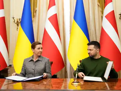 Wolodymyr Selenskyj und Mette Frederiksen unterzeichnen in Lwiw ein Sicherheitsabkommen zwischen D&auml;nemark und der Ukraine. (Mads Claus Rasmussen/Ritzau Scanpix/AP/dpa)
