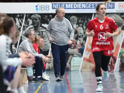 Um 16 Uhr erwarten die Oberliga-Handballerinnen des WHV von Trainer Dennis Graeve (rechts Melanie Cronenberg) die HSG Heidmark.