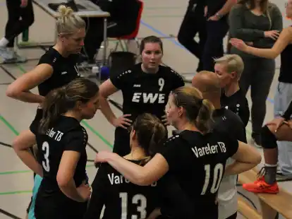 Einschwören auf den letzten Heimspieltag der Saison: Die Verbandsliga-Frauen des Vareler TB stehen vor dem Durchmarsch in die Oberliga.