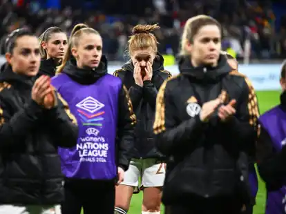 Die deutschen Fu&szlig;ballerinnen waren nach der Niederlage in Frankreich schwer entt&auml;uscht.