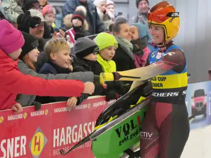 Freut sich im Ziel: Gesamtweltcupsiegerin Julia Taubitz.