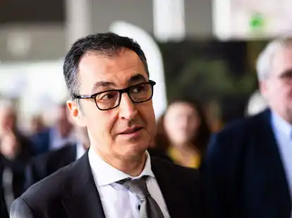 Dutzende Einsatzkr&auml;fte und Protestierende mit Schildern begleiteten den Rundgang von Landwirtschaftsminister Cem &Ouml;zdemir &uuml;ber die Messe Fruchtwelt Bodensee.