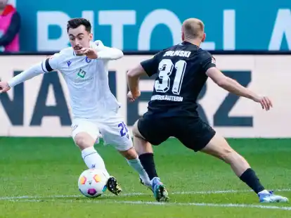 KSC-Profi Paul Nebel (l) umspielt Ben Zolinski.