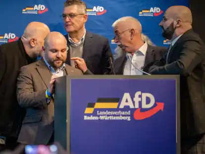 AfD-Politiker um Markus Frohnmaier  beratschlagen in der Stadthalle &uuml;ber das weitere Vorgehen beim Landesparteitag.
