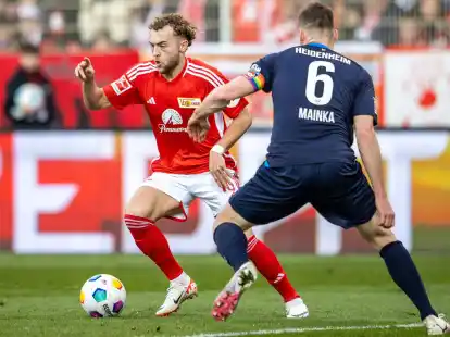 Unions Benedict Hollerbach (l) im Duell mit Patrick Mainka vom 1. FC&nbsp;Heidenheim.