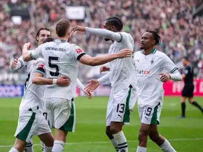 Die Gladbacher Spieler feiern den klaren Heimsieg gegen den VfL Bochum.