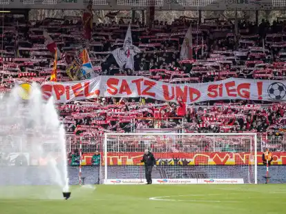 Die Union-Fans pr&auml;sentieren ein Banner mit der Aufschrift &laquo;Spiel, Satz und Sieg!&raquo;.