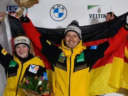 Die Skeletonis Hannah Neise und Christopher Grotheer feiern den WM-Sieg im Mixed.