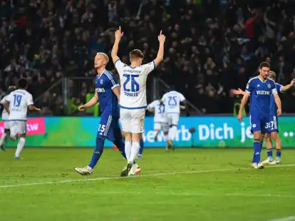 Die Magdeburger feiern den Sieg gegen den FC Schalke 04.