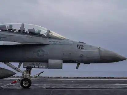 Ein Kampfflugzeug Typ F/A-18F Super Hornet startet vom Flugzeugtr&auml;ger &laquo;USS Dwight D. Eisenhower&raquo; (CVN-69).