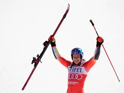 Der Schweizer Marco Odermatt verwies in einem hochklassigen Duell den Norweger Henrik Kristoffersen auf Platz zwei.