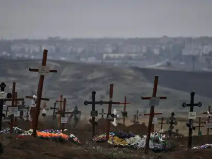 Neue Gr&auml;ber sind auf einem Friedhof in Bachmut zu sehen. Der Beginn des russischen Angriffskrieges gegen die Ukraine j&auml;hrte sich nun zum zweiten Mal.