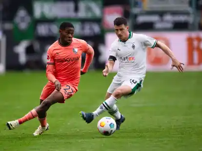Wie lange Stefan Lainer (r) noch f&uuml;r die Borussia spielt, ist offen.