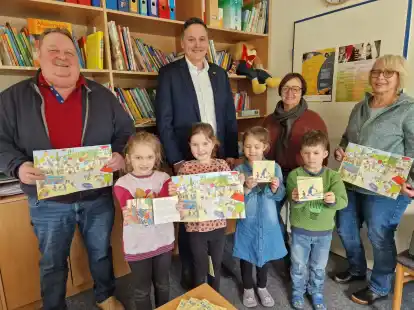 Bei der &Uuml;bergabe der Kinderb&uuml;cher in der Kita G&auml;nsebl&uuml;mchen: Frank Ernst, VdK-Vorsitzender des Huder Ortsverbandes (hinten von links), B&uuml;rgermeister J&ouml;rg Skatulla, Nicole Westermeyer, Fachbereichsleitung Bildung und Gesellschaft und die stellvertretende Kita-Leitung Eva Bubenik.