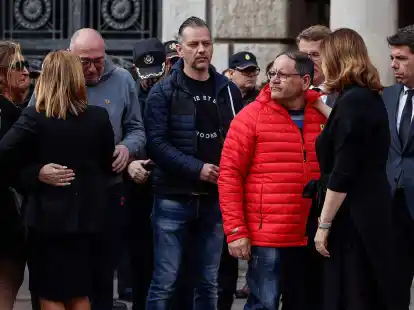 Ein Held mit roter Winterjacke: Hausmeister Juli&aacute;n bemerkte das Feuer in einem Wohnhaus in Valencia fr&uuml;hzeitig und warnte die Bewohner und Bewohnerinnen.