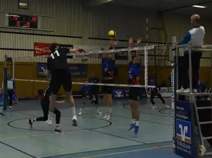 Streckten sich gegen Tabellenführer Lintorf vergeblich: die Volleyballer der VSG Ammerland (in blau).