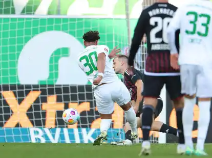 Traf beim Sieg gegen N&uuml;rnberg doppelt: F&uuml;rths Armindo Sieb (l).