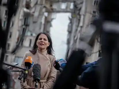 Annalena Baerbock vor dem zerst&ouml;rten ehemaligen Sitz der Regionalverwaltung der Oblast Mykolajiw. Mykolajiw ist eine wichtige Hafenstadt in der N&auml;he von Odessa.