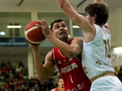 Das DBB-Team um Oscar da Silva (l) kassierte in Bulgarien eine &uuml;berraschende Niederlage.