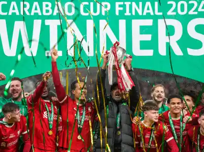 J&uuml;rgen Klopp (M) und sein Team holten den ersten von vier m&ouml;glichen Titeln in dieser Saison.