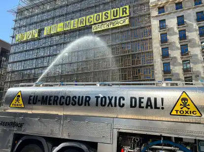 Die Umweltsch&uuml;tzer von Greenpeace bringen ihren Unmut &uuml;ber das geplante EU-Mercosur-Abkommen zum Ausdruck.