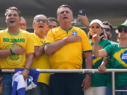 Brasiliens fr&uuml;herer Pr&auml;sident Jair Bolsonaro (M) spricht bei einer Kundgebung in S&atilde;o Paulo zu seinen Anh&auml;ngern.