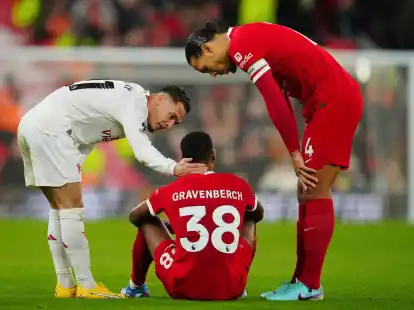 Der niederl&auml;ndische Nationalspieler Ryan Gravenberch (M.) erlitt eine B&auml;nderverletzung.