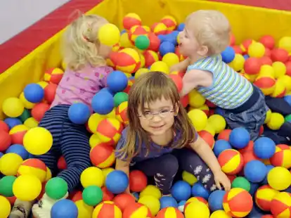 Kinder spielen im B&auml;llebad einer Kindertagesst&auml;tte (Symbolbild).