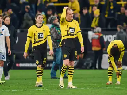 Julian Brandt (Mitte r) hat einiges an seiner Mannschaft zu kritisieren.