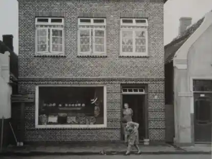 Nachdem der Altbau am Goldenort in Esens bei der Bombardierung 1943 besch&auml;digt worden war, erhielt das Geb&auml;ude mit Gem&uuml;segesch&auml;ft eine neue Fassade.