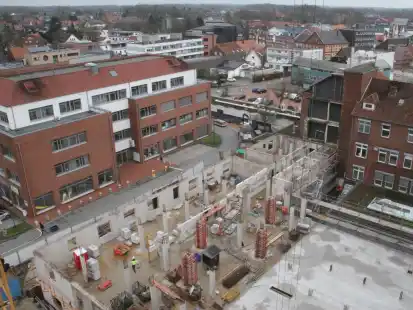 Aus der Vogelperspektive ist die Baustelle am Cloppenburger Krankenhaus gut zu &uuml;berblicken. Davon machten sich Andreas Krone und Dr. Andreas Philippi ein Bild.