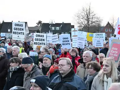 Bei der AfD-Veranstaltung am 7. Februar haben insgesamt rund 1000 Menschen vor dem B&uuml;rgerhaus Schortens demonstriert.