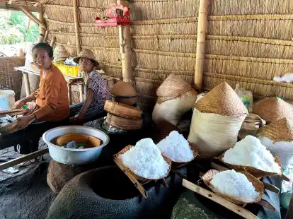 Salz t&uuml;rmt sich im kleinen Laden von Salzbauer Nyoman Warta und seiner Familie.