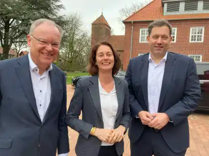 Beratungen in der Katholischen Akademie Stapelfeld (v.li.): Stephan Weil, Katarina Barley und Lars Klingbeil vor Heilig-Kreuz-Kirche