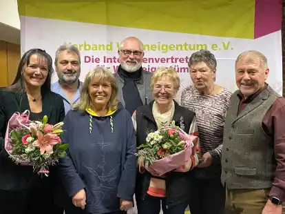 Der Vorstand und die Geehrten in der Siedlergemeinschaft Sande (von links): Rosi Rutz, Reiner B&uuml;sselmann, Christel Thiemann, Wilfried Fa&szlig;bender, Rieta Haake, Dorothea Oellrich und Rainer Galli.