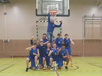 Zu früh gefreut: So feierten die U18-Basketballer von BW Borssum den ersten Platz in ihrer Staffel. Den sind sie nun los. Fürs Final Four haben sie sich dennoch qualifiziert.