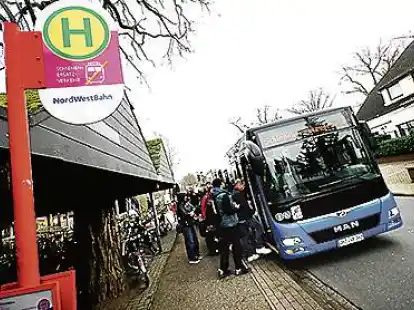 Zus&auml;tzlicher Umstieg: Am Bahnhof Hude m&uuml;ssen alle Passagiere Richtung Wesermarsch in Busse umsteigen.