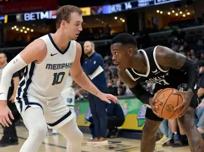 Dennis Schr&ouml;der (r) verbuchte gegen die Memphis Grizzlies 18 Punkte, 5 Vorlagen und 2 Rebounds.