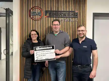 Dankesch&ouml;n f&uuml;r den ehrenamtlichen Einsatz: (von links) Bettina K&ouml;hler-Schwartjes, Maik Sch&uuml;tte und Mark Seemann.