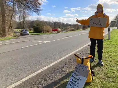 Pappschild, Daumen und auff&auml;llige Kleidung: Tramper Paul Hu&szlig;lein wei&szlig;, wie es geht